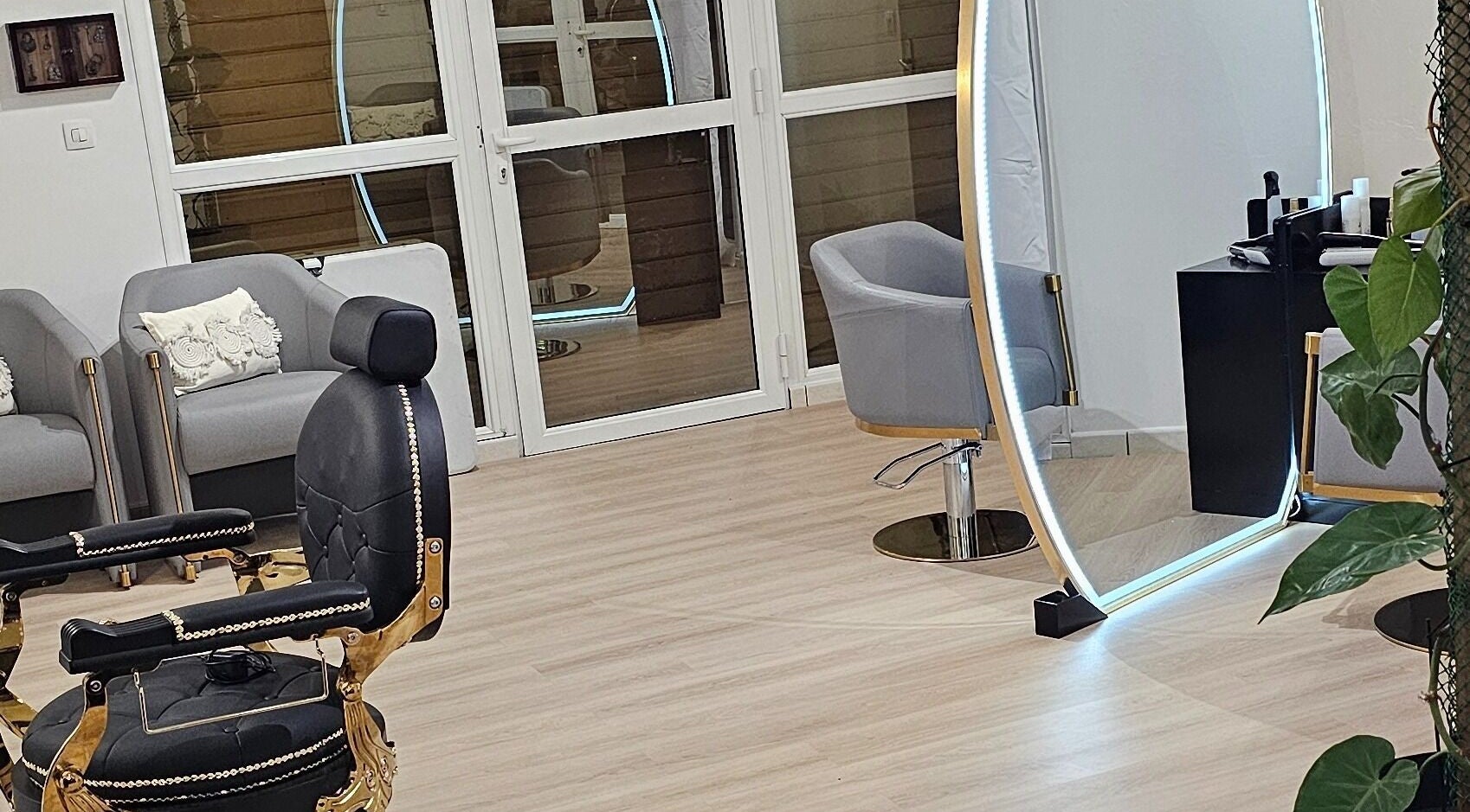 Intérieur élégant de Studio 9 à La Possession, La Réunion, RE, avec fauteuils modernes et grand miroir.