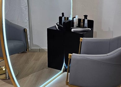 Espace coiffure moderne à Studio 9, La Possession, La Réunion, avec miroir lumineux et fauteuils confortables.