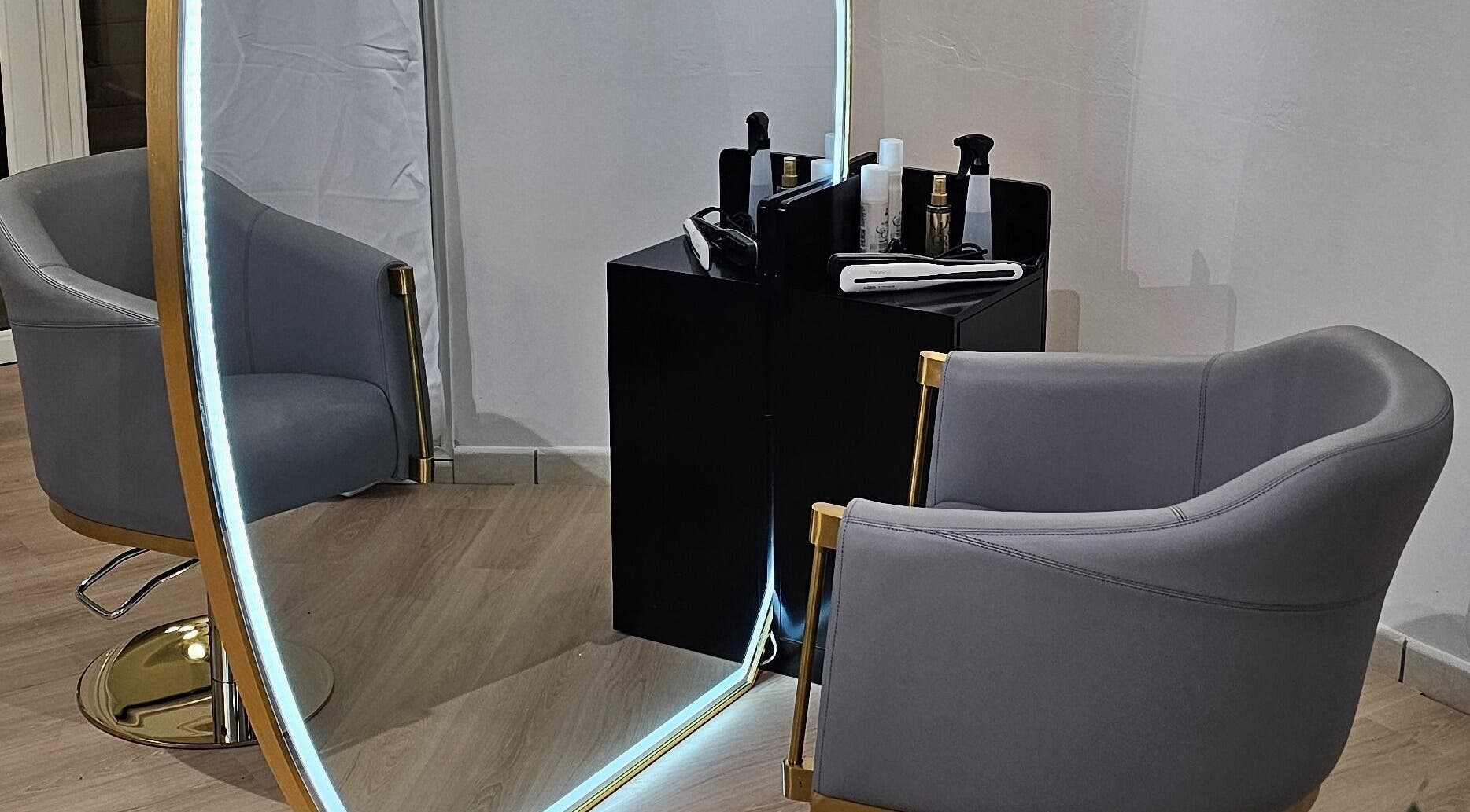 Espace coiffure moderne à Studio 9, La Possession, La Réunion, avec miroir lumineux et fauteuils confortables.