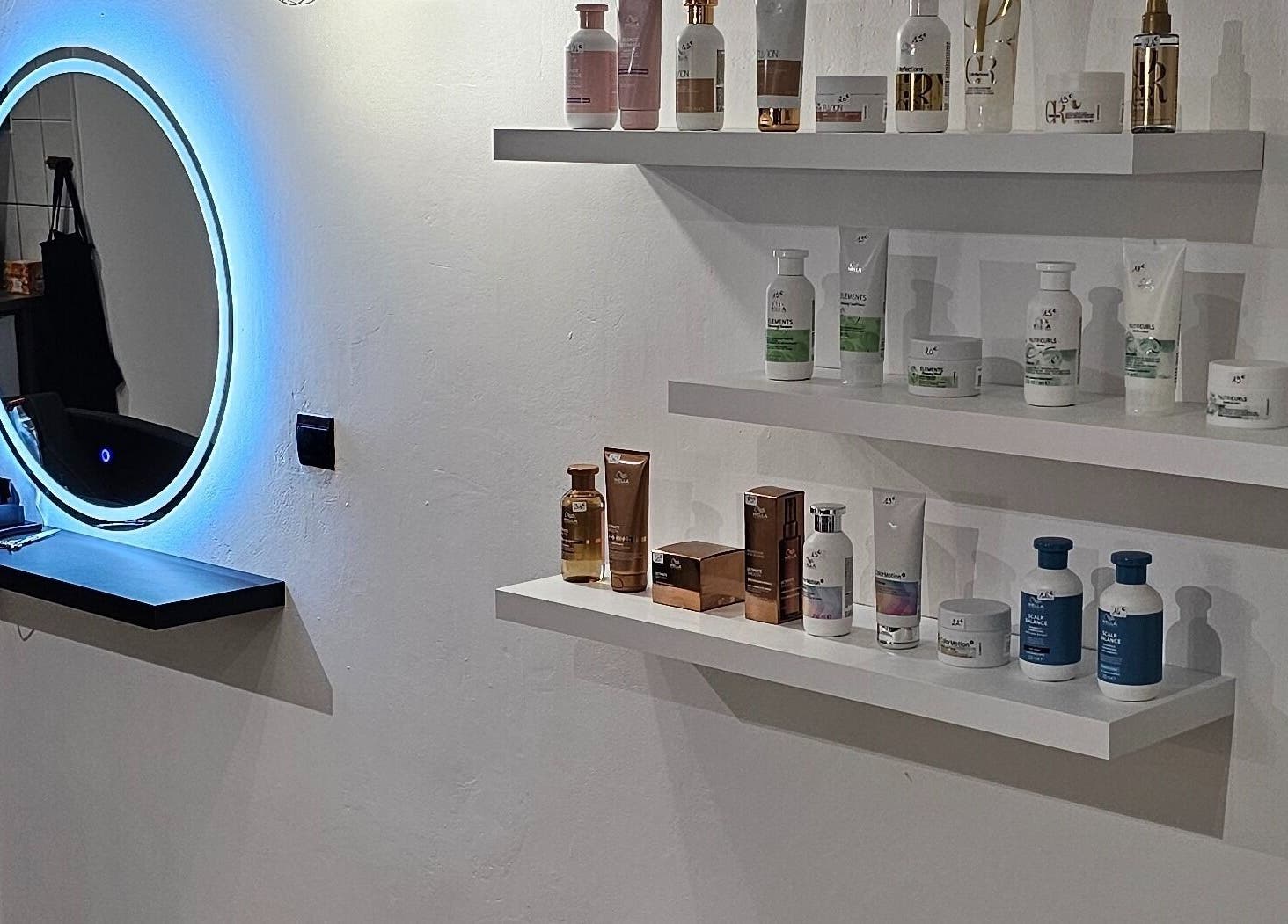 Étagères de produits de beauté et miroir lumineux à Studio 9, La Possession, La Réunion, RE.