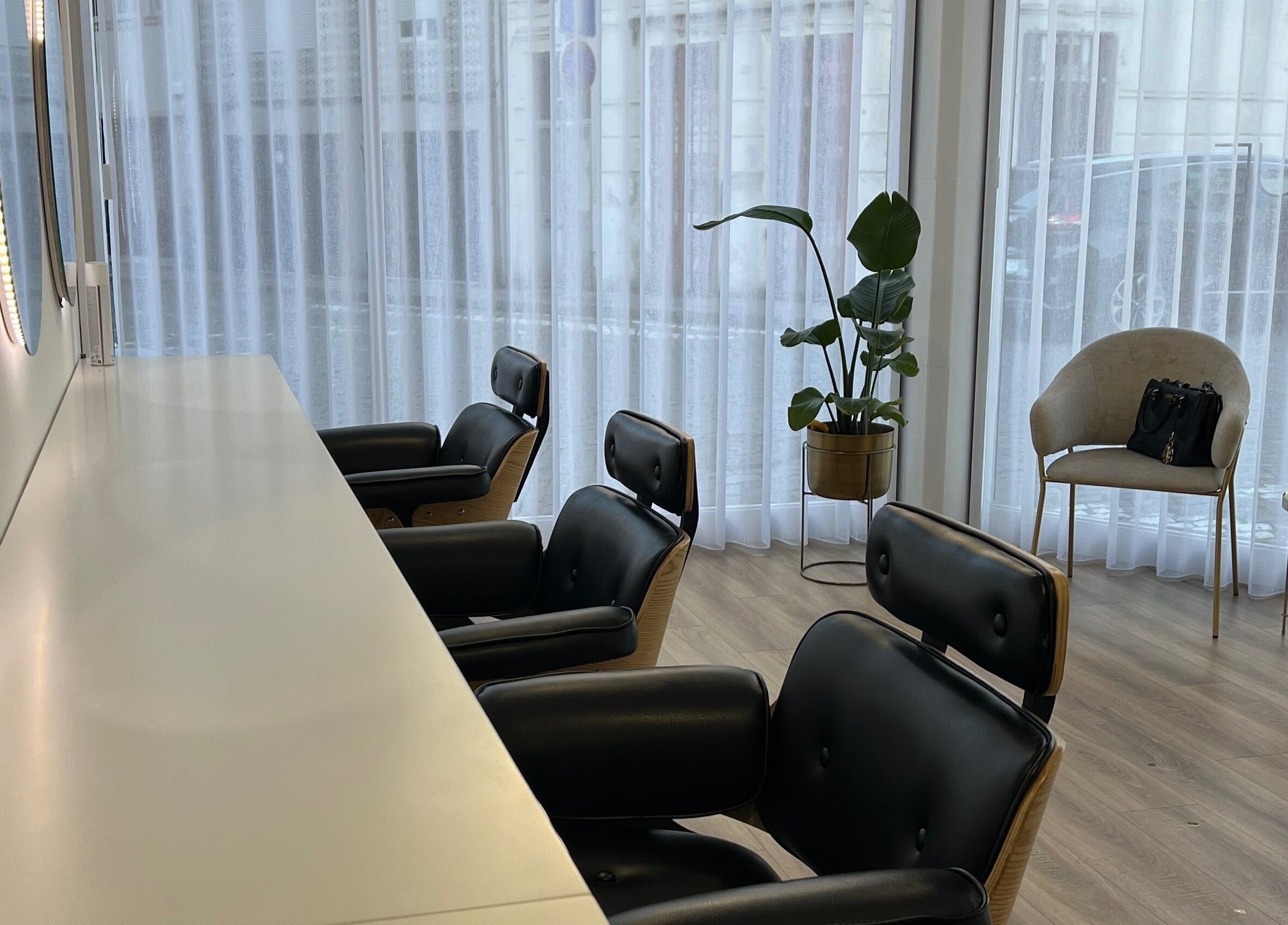 Interior moderno do Studio Unique, Porto, Porto, PT, com cadeiras confortáveis e decoração sofisticada.