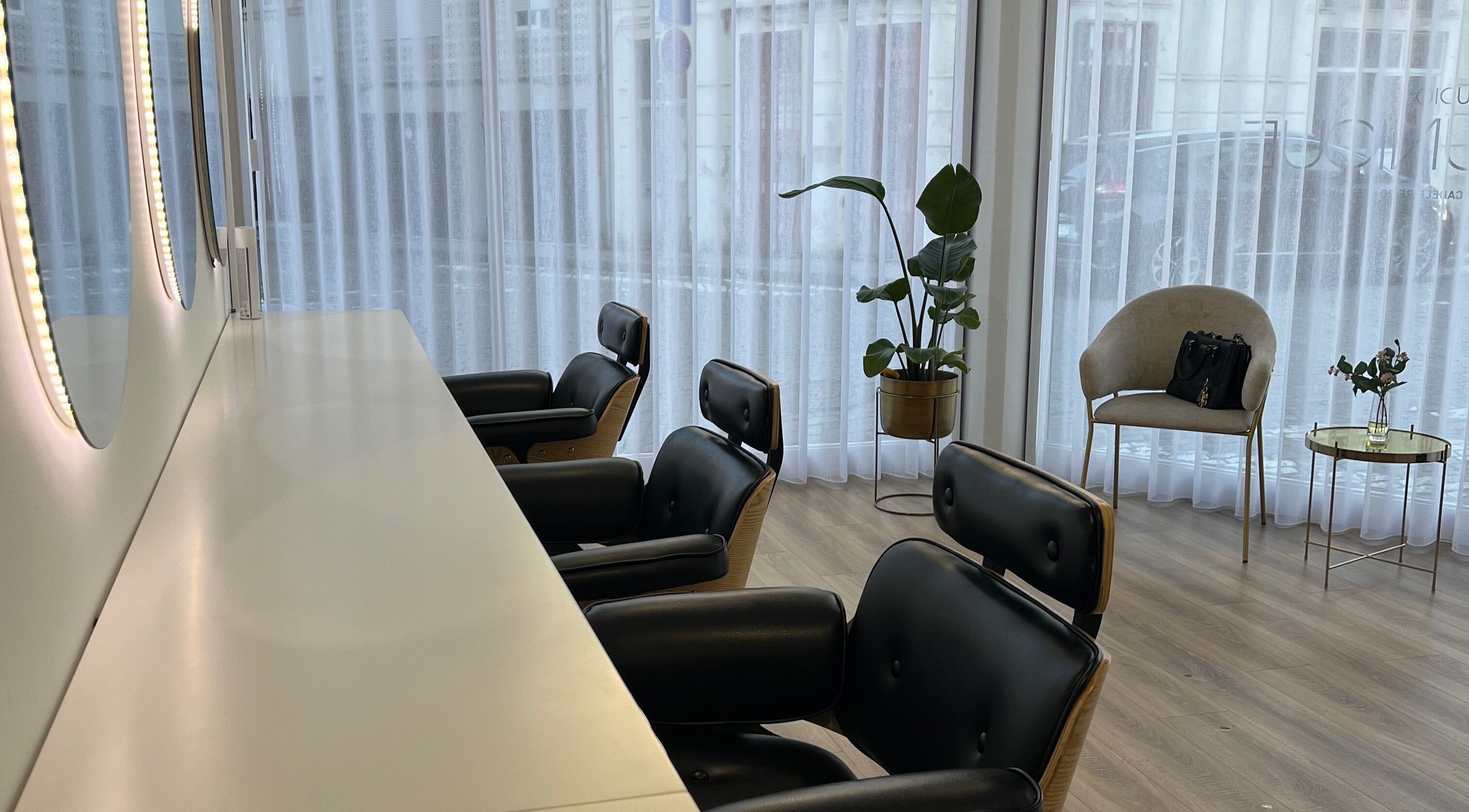 Interior moderno do Studio Unique, Porto, Porto, PT, com cadeiras confortáveis e decoração sofisticada.