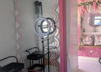 Love That beauty area in Cemaes Bay, Wales, GB, with floral decor, mirror, and lighting ring.