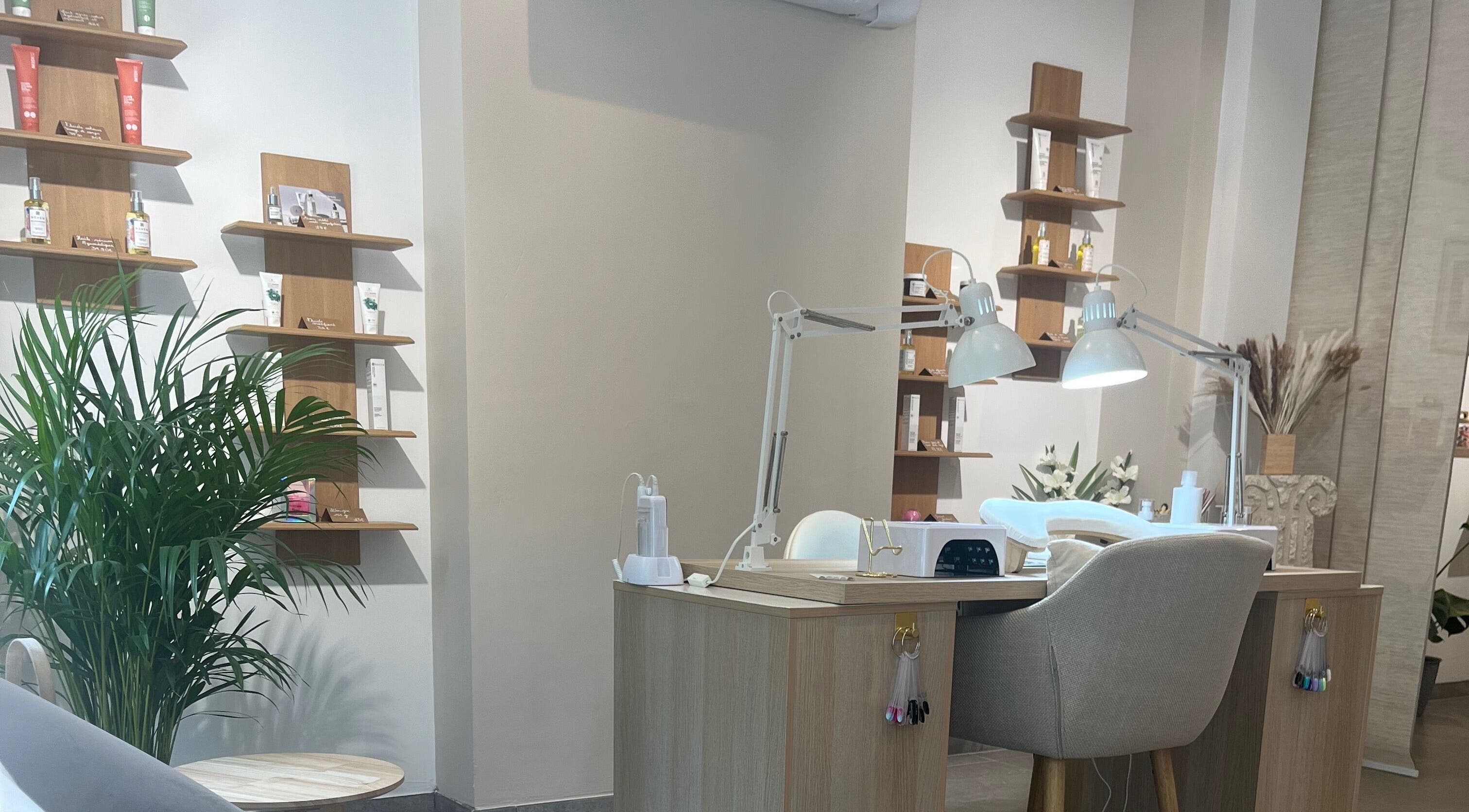 Espace manucure chic à Institut Le Lys Blanc, Engis, Région Wallonne, BE.