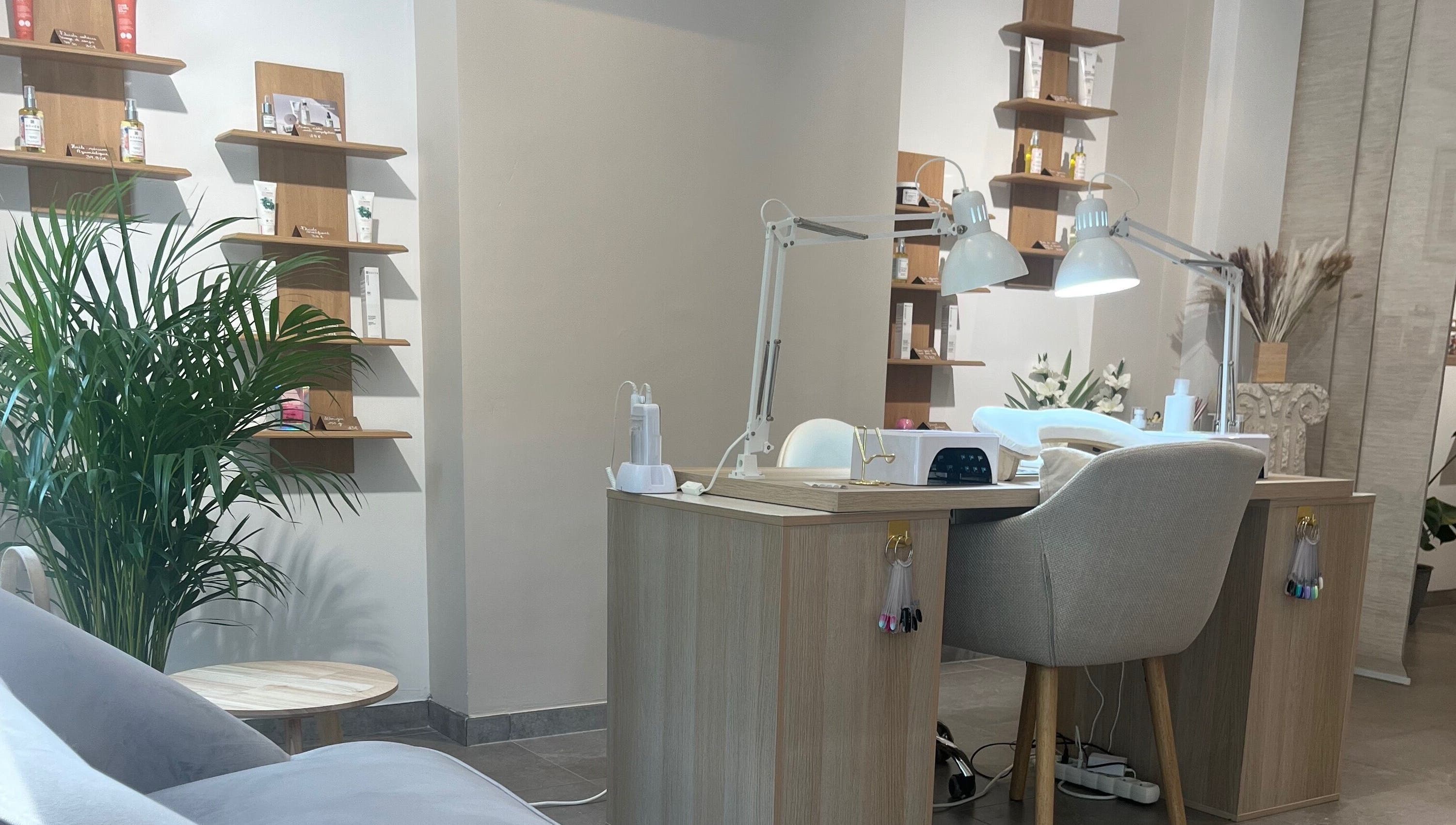 Espace manucure chez Institut Le Lys Blanc, Engis, Région Wallonne, BE avec décor moderne et plantes.