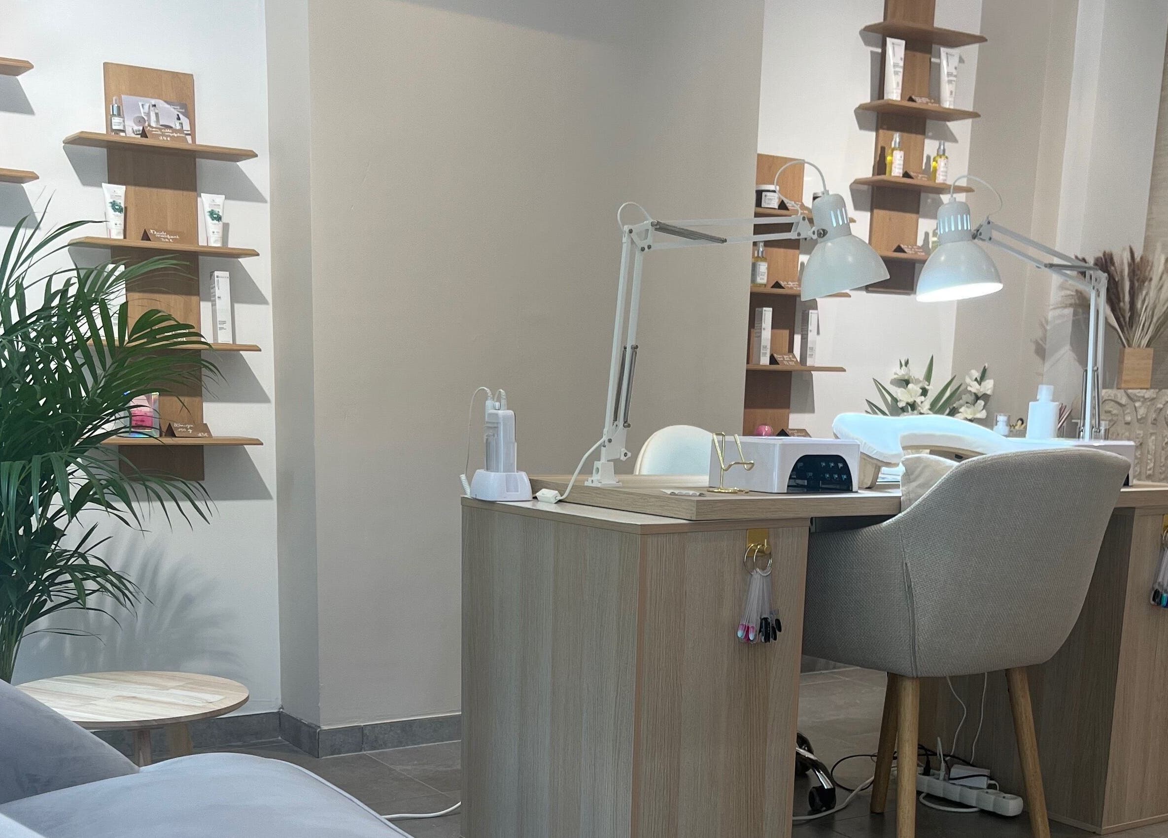 Espace manucure chez Institut Le Lys Blanc, Engis, Région Wallonne, BE avec décor moderne et plantes.