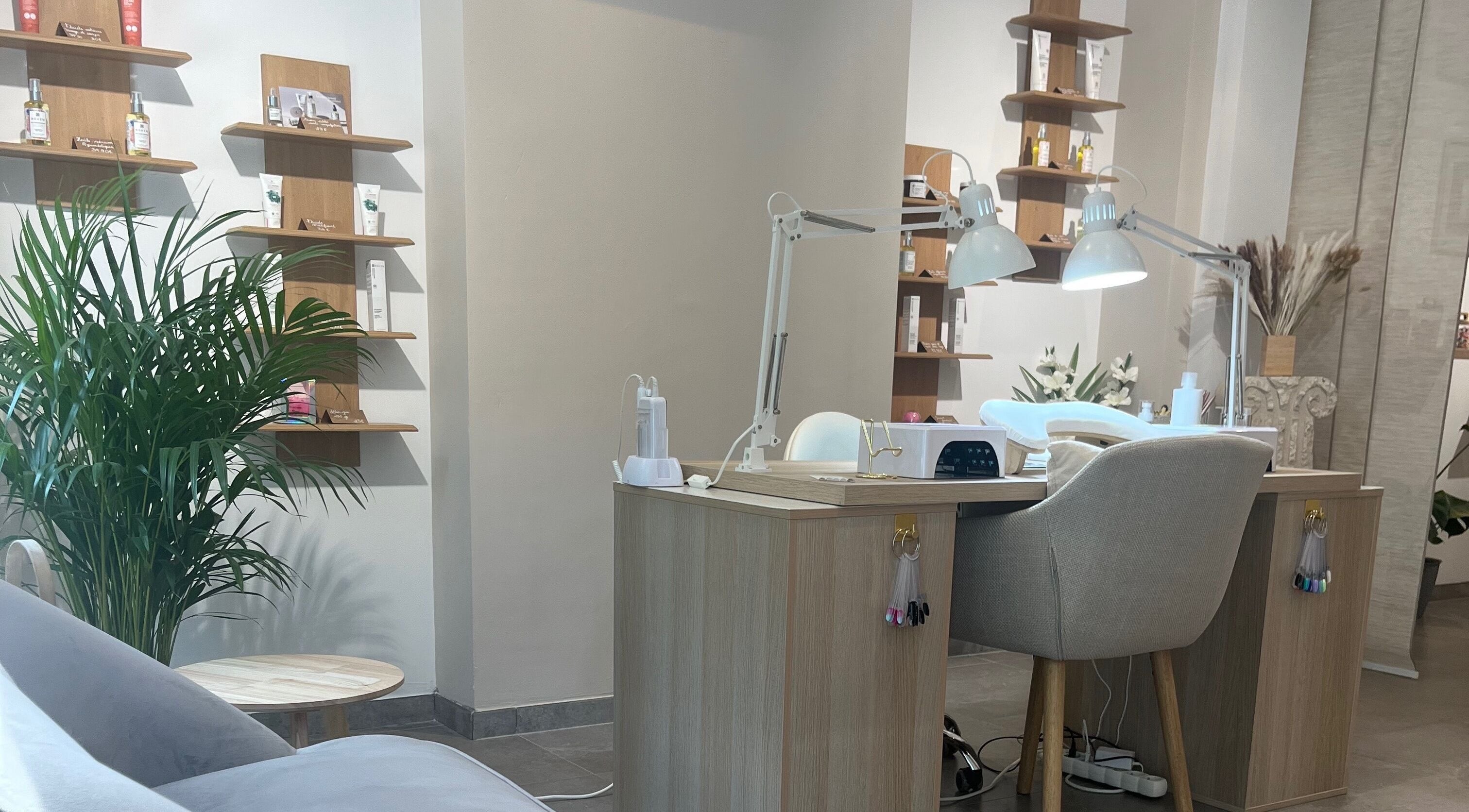 Espace manucure chez Institut Le Lys Blanc, Engis, Région Wallonne, BE avec décor moderne et plantes.