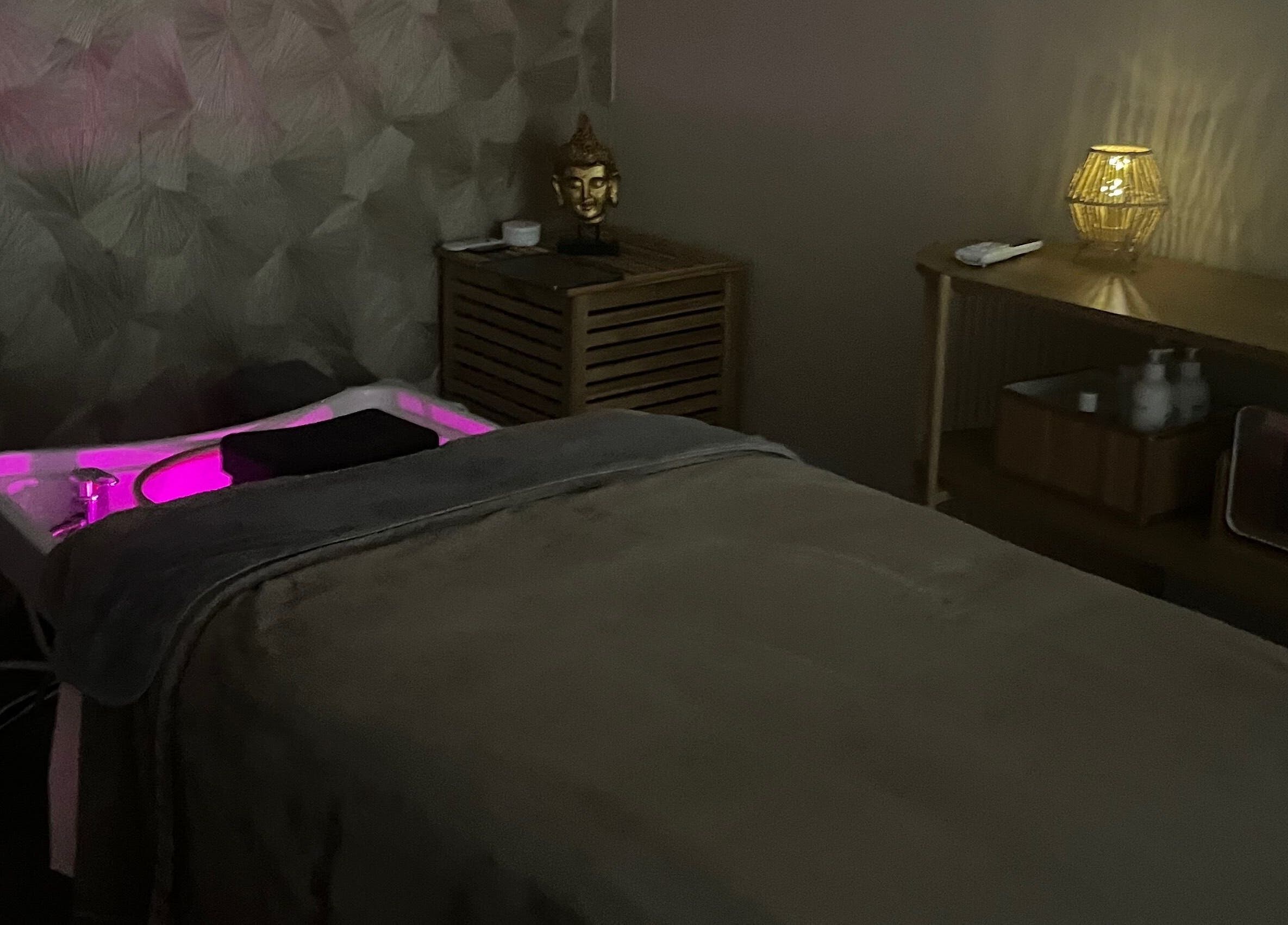 Salle de massage à l'Institut Le Lys Blanc, Engis, Région Wallonne, BE. Lumières tamisées et décoration zen.