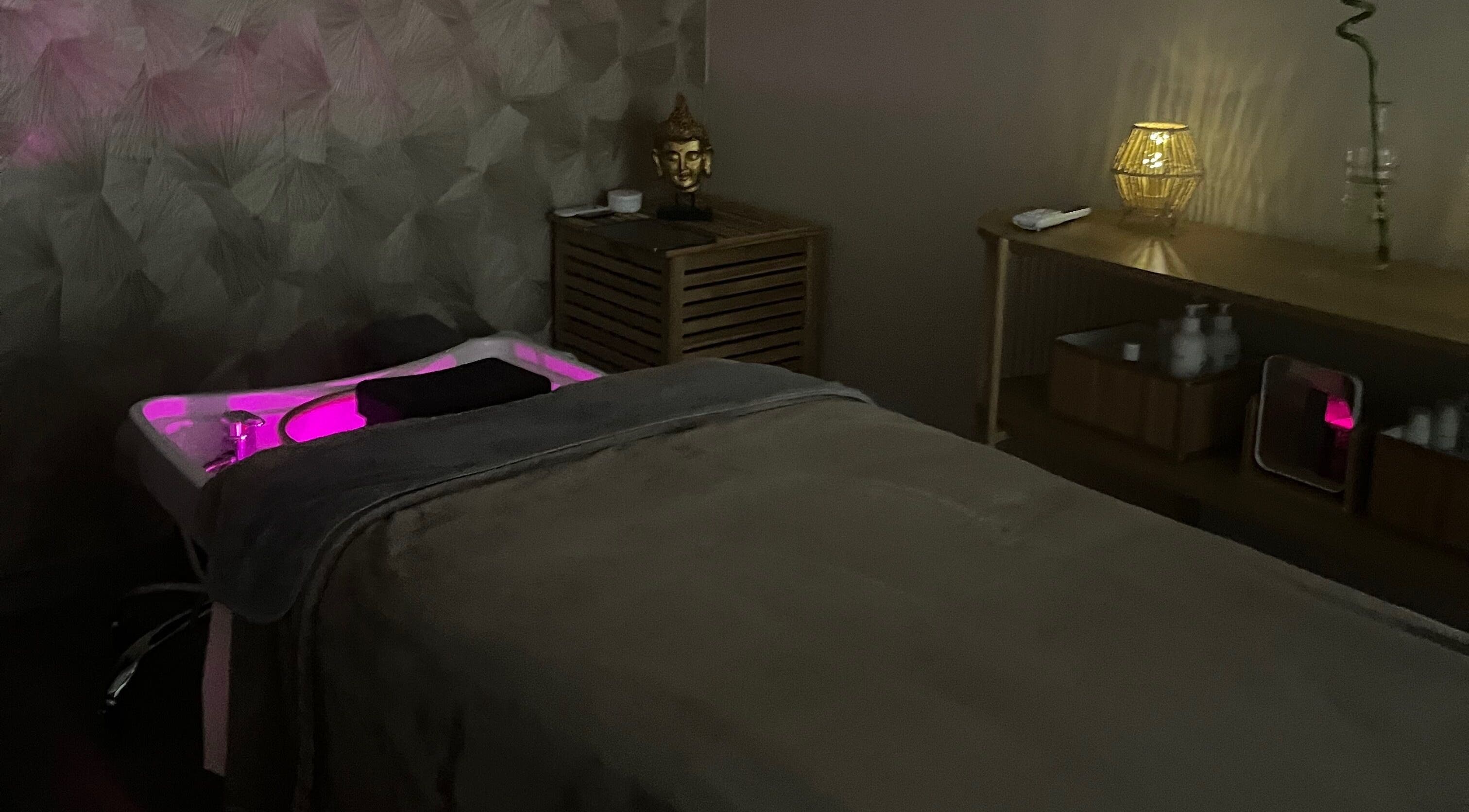 Salle de massage à l'Institut Le Lys Blanc, Engis, Région Wallonne, BE. Lumières tamisées et décoration zen.