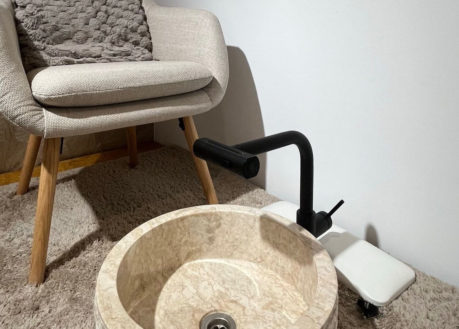 Espace pédicure chic à Institut Le Lys Blanc, Engis, Région Wallonne, BE, avec fauteuil et évier élégant.