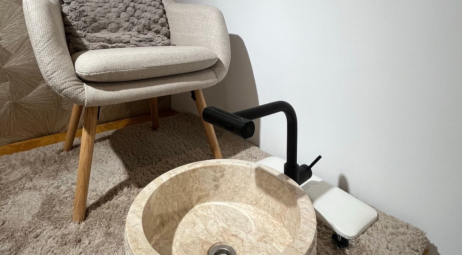 Espace pédicure chic à Institut Le Lys Blanc, Engis, Région Wallonne, BE, avec fauteuil et évier élégant.