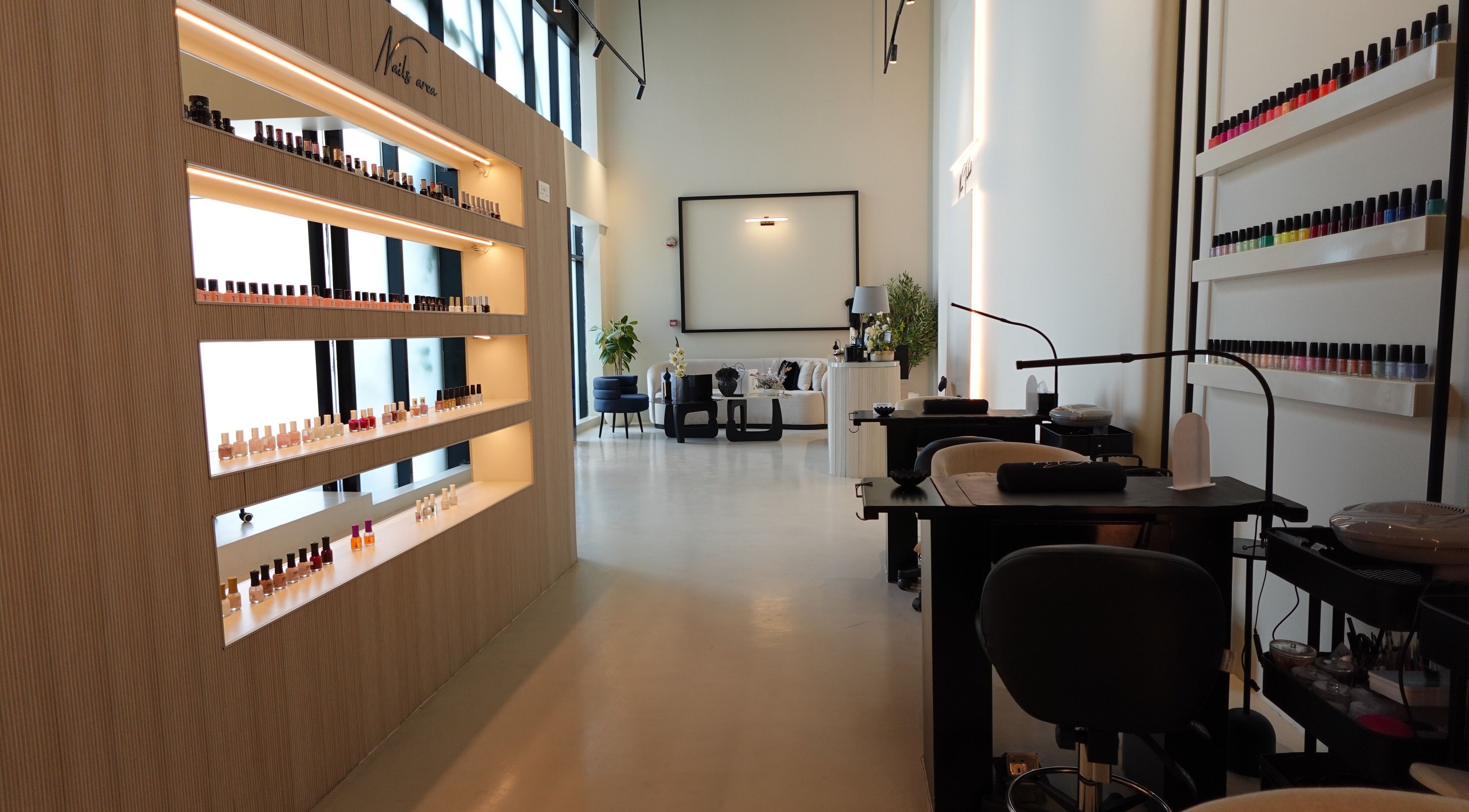 تصميم داخلي أنيق في صالون نورا فهد في الدمام، المنطقة الشرقية، حيث يظهر ترتيب طلاء الأظافر بألوان جميلة.