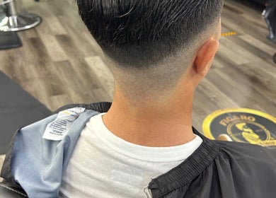 Corte de cabello moderno en Yoandry Sánchez, Miami, Florida, US. Estilo degradado y cuidado profesional.