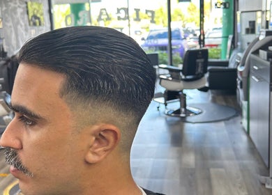 Corte de cabello clásico en Yoandry Sánchez, Miami, Florida, US, salón iluminado y moderno.