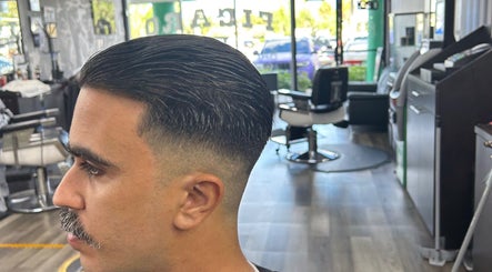 Corte de cabello clásico en Yoandry Sánchez, Miami, Florida, US, salón iluminado y moderno.
