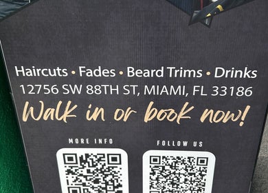Cartel de servicios de Yoandry Sánchez en Miami, Florida, US, destacando cortes de cabello y bebidas.