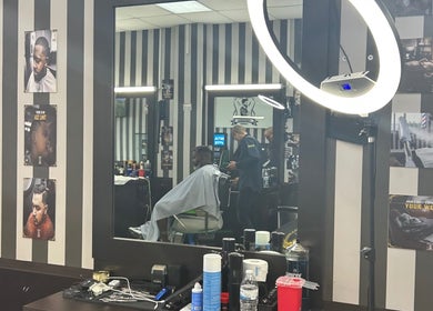 Interior elegante de salón Yoandry Sánchez en Miami, Florida, US, mostrando un cliente en proceso de corte.