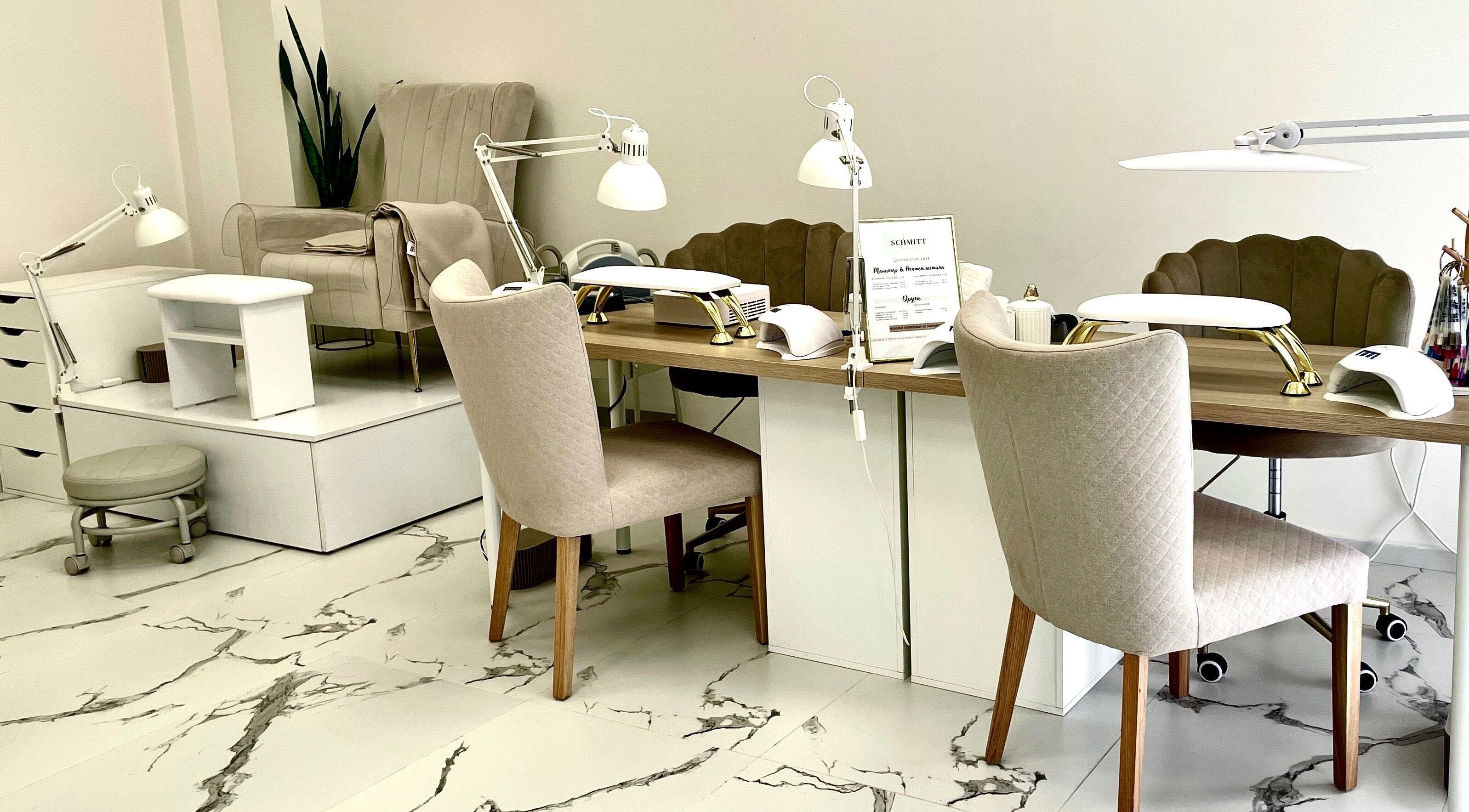 Луксозна зона за маникюр в Schmitt Nail Salon & School, София, София, BG.