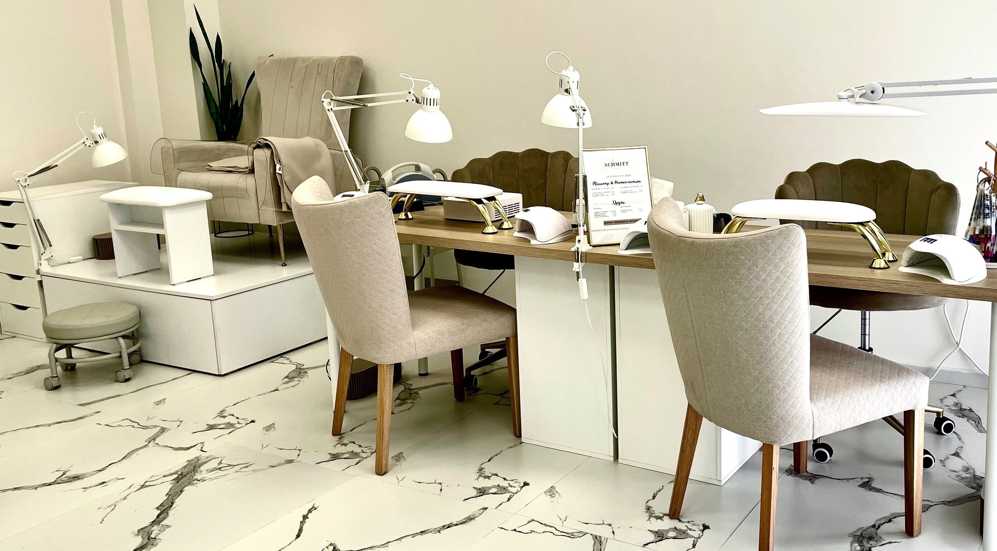 Луксозна зона за маникюр в Schmitt Nail Salon & School, София, София, BG.