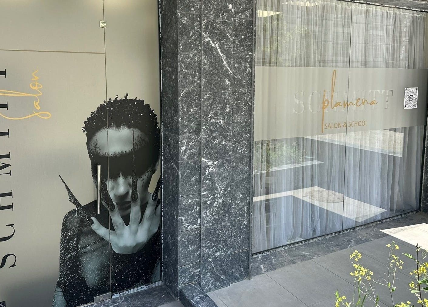 Вход на Schmitt Nail Salon & School, София, Софийска област, BG, с модерен дизайн.