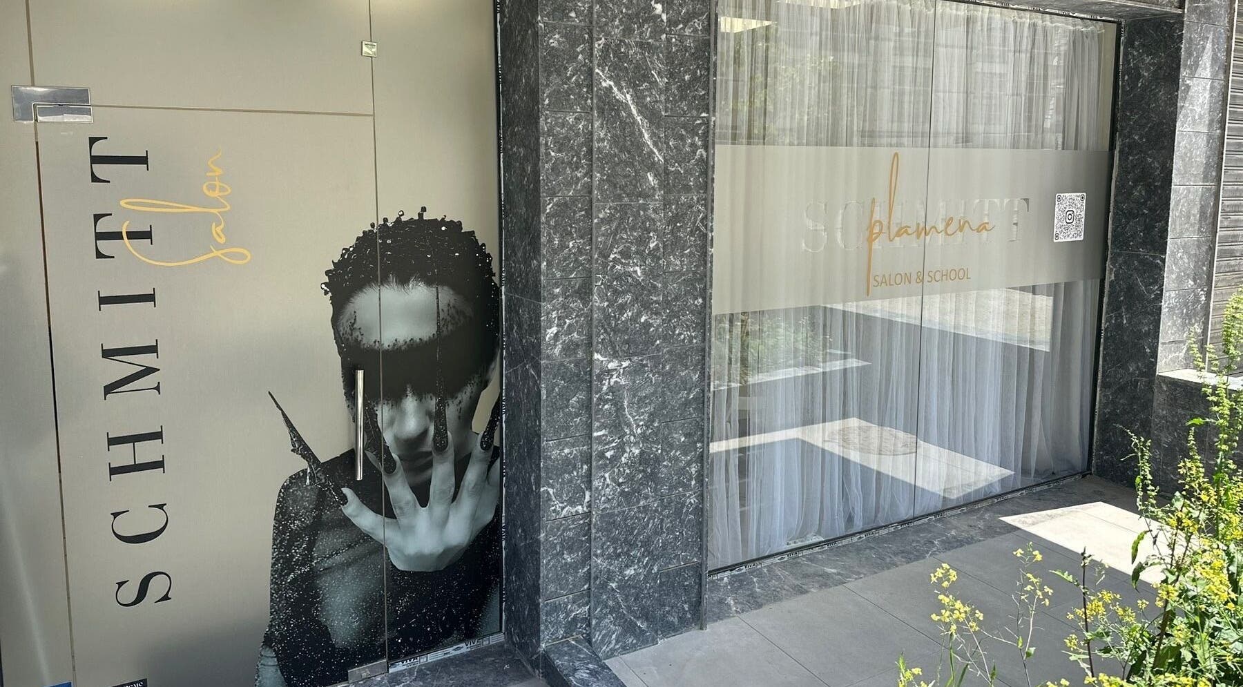 Вход на Schmitt Nail Salon & School, София, Софийска област, BG, с модерен дизайн.