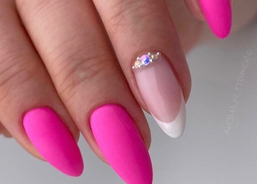 Ярко розови нокти с декорации в Schmitt Nail Salon & School, София, Софийска област, BG.