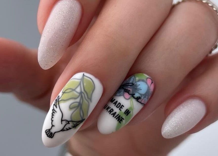 Красив маникюр със златни акценти в Schmitt Nail Salon & School, София, София-град, BG.