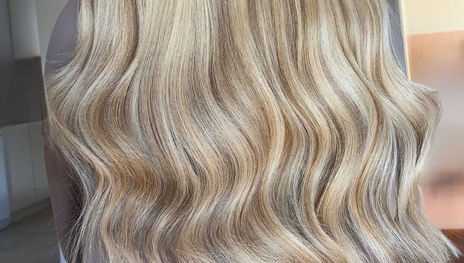 Lucy Robinson Hair, bilde 1
