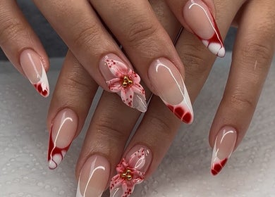 Elegant nail art with floral design at Nelgai Beauty, Cape Town, Western Cape, ZA.