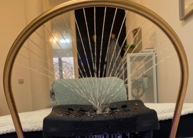 Jet d'eau apaisant au Halo of Head Spa à Uccle, Bruxelles, BE, créant une ambiance de détente ultime.