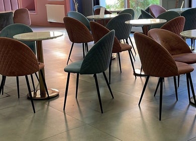 Chaises élégantes à Halo of Head Spa, Uccle, Bruxelles, BE, créant une atmosphère moderne et apaisante.