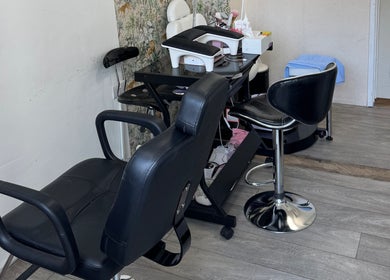 Stylish salon chairs at Iconic Beauties, Hayes, England, GB offering premium beauty experiences.