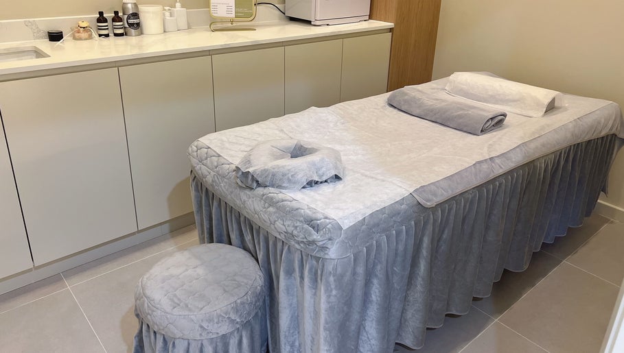 Yun Massage在澳大利亚新南威尔士州Eastwood的舒适按摩室，配有毛巾和护理产品。