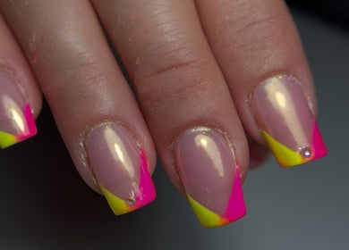 Nail art fluo à Le Coin Beauté De Gwen, Méziré, Bourgogne-franche-comté, FR, aux nuances vives et modernes.