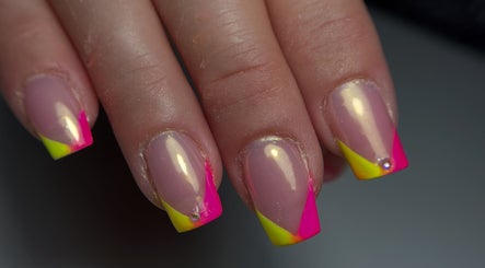 Nail art fluo à Le Coin Beauté De Gwen, Méziré, Bourgogne-franche-comté, FR, aux nuances vives et modernes.