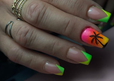Manicure tropicale avec un palmier à Le Coin Beauté De Gwen, Méziré, Bourgogne-franche-comté, FR.