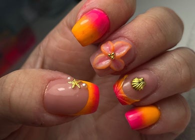 Nail art vibrant rose et orange avec décor floral à Le Coin Beauté De Gwen, Méziré, Bourgogne-franche-comté, FR.