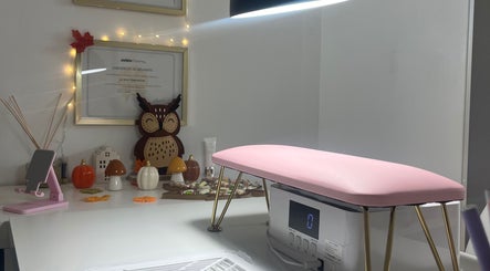 Le Coin Beauté De Gwen, Méziré. Table de soin élégante avec décor automnal et luminaire moderne.