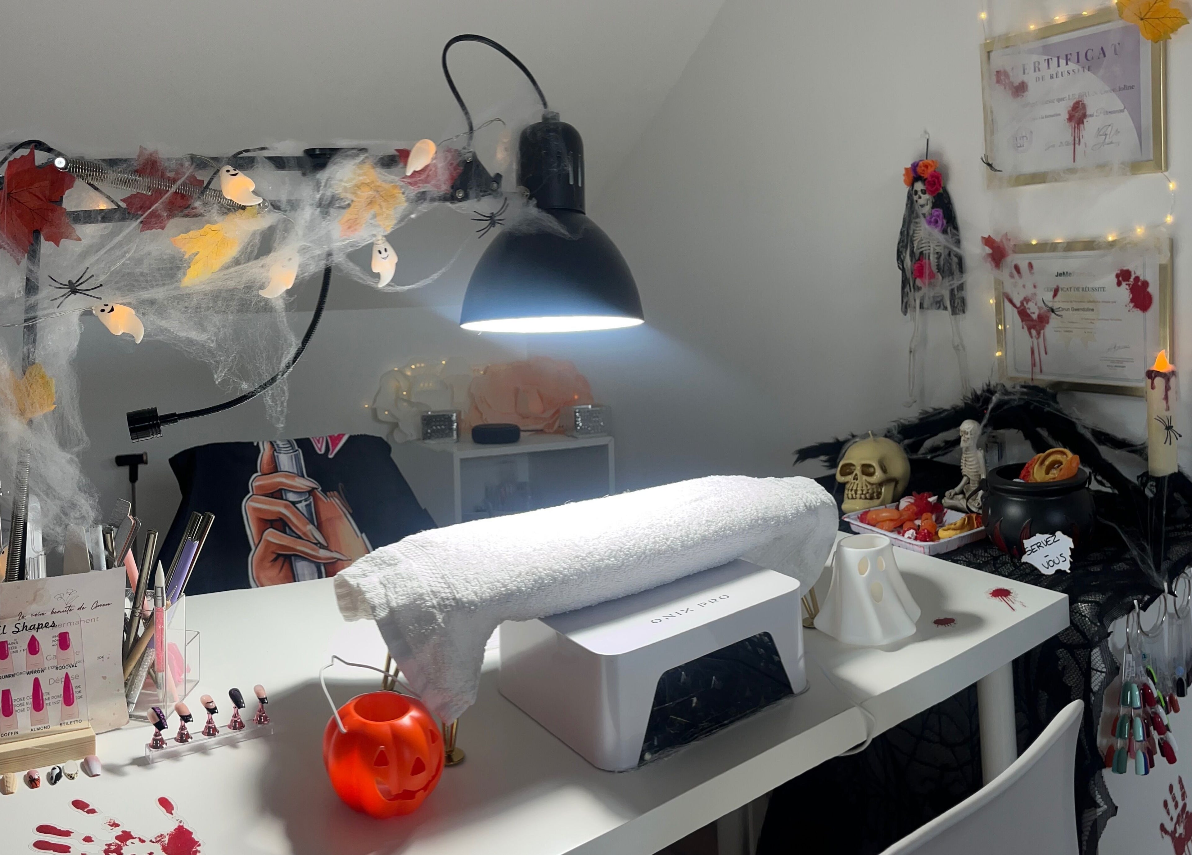 Table de manucure décorée pour Halloween à Le Coin Beauté De Gwen, Méziré, Bourgogne-franche-comté, FR.