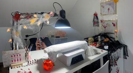 Table de manucure décorée pour Halloween à Le Coin Beauté De Gwen, Méziré, Bourgogne-franche-comté, FR.