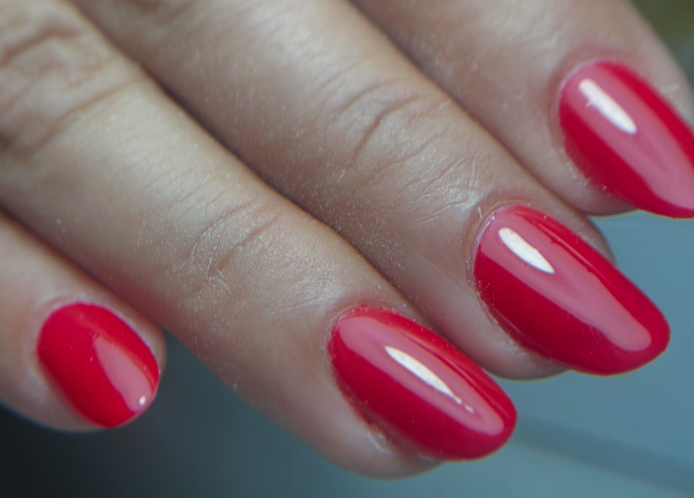 Ongles vernis rouge chez Le Coin Beauté De Gwen, Méziré, Bourgogne-franche-comté, FR.