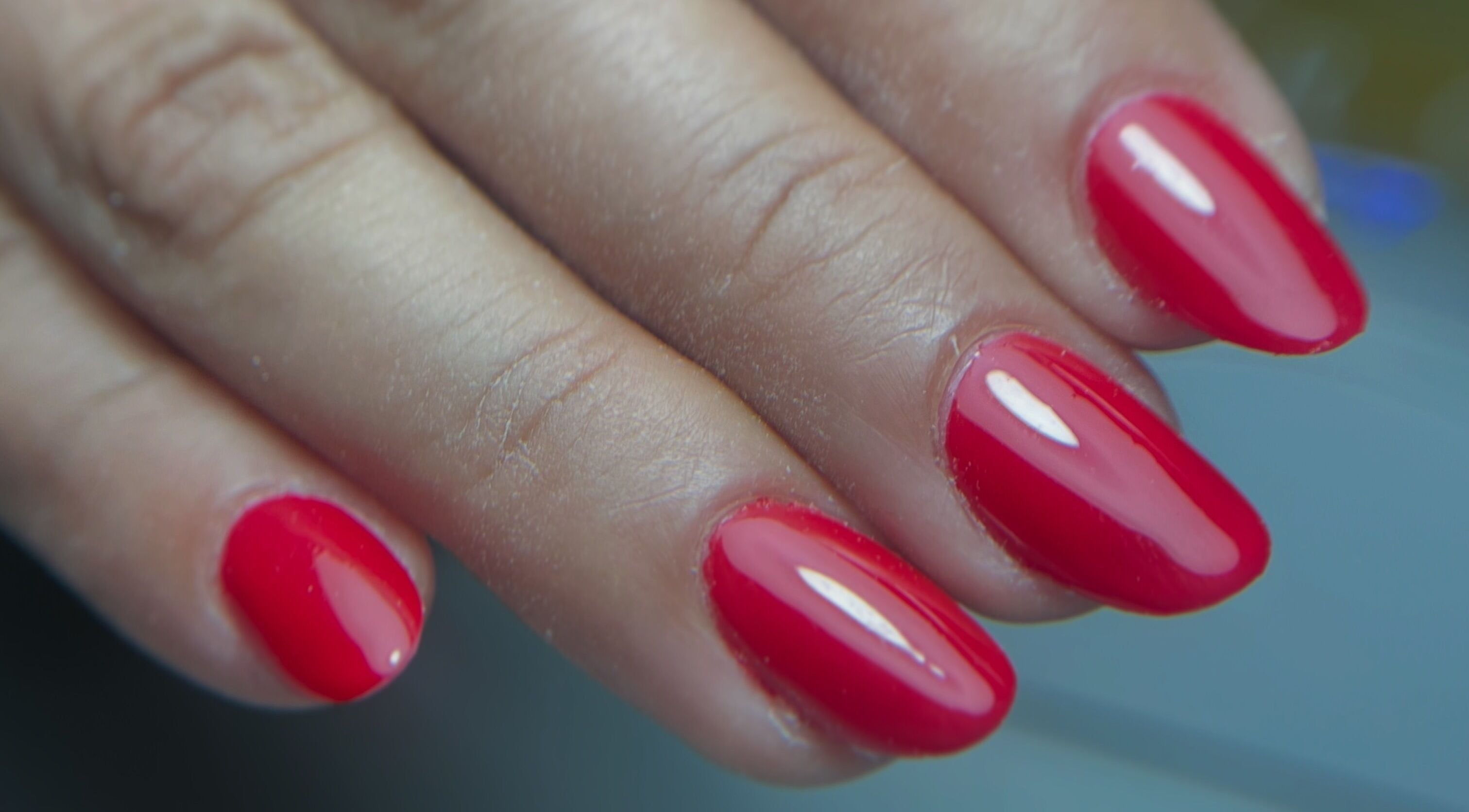 Ongles vernis rouge chez Le Coin Beauté De Gwen, Méziré, Bourgogne-franche-comté, FR.