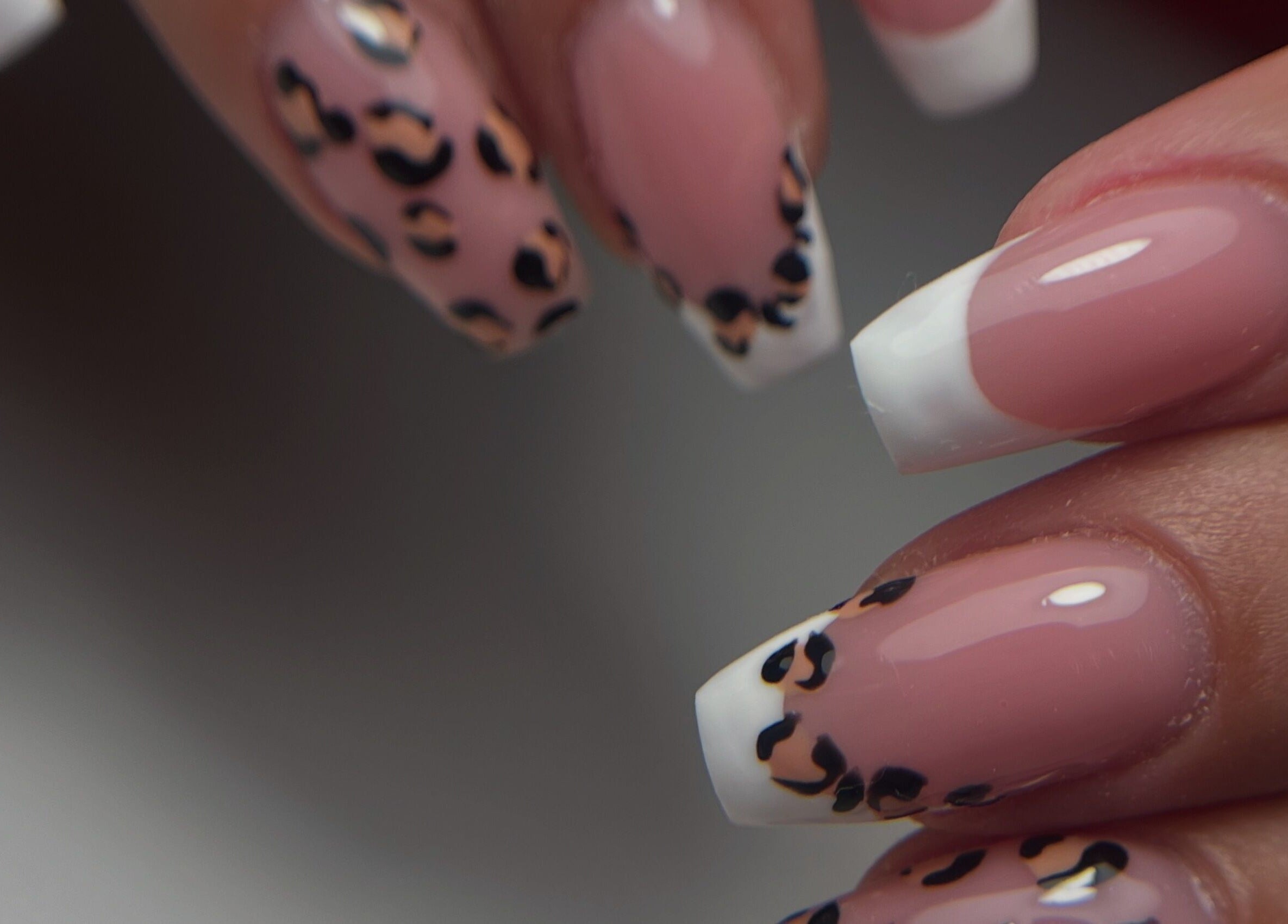 Ongles à motif léopard à Le Coin Beauté De Gwen, Méziré, Bourgogne-franche-comté, FR.