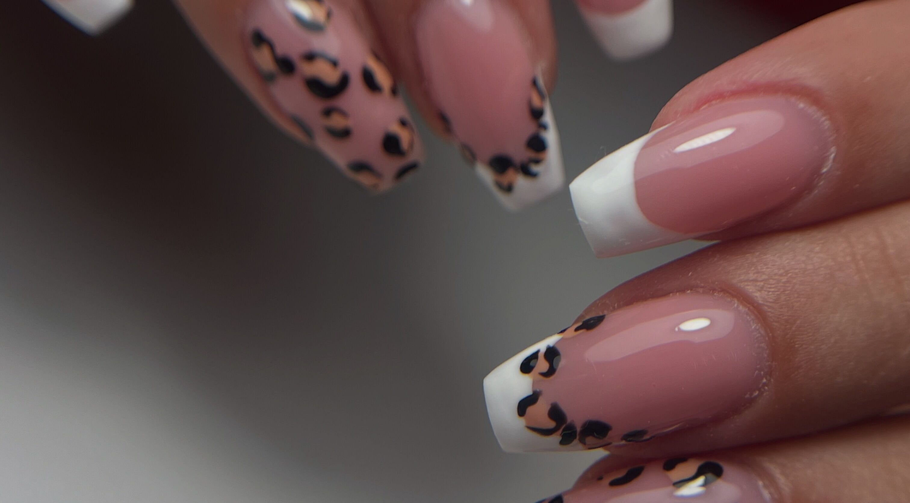 Ongles à motif léopard à Le Coin Beauté De Gwen, Méziré, Bourgogne-franche-comté, FR.