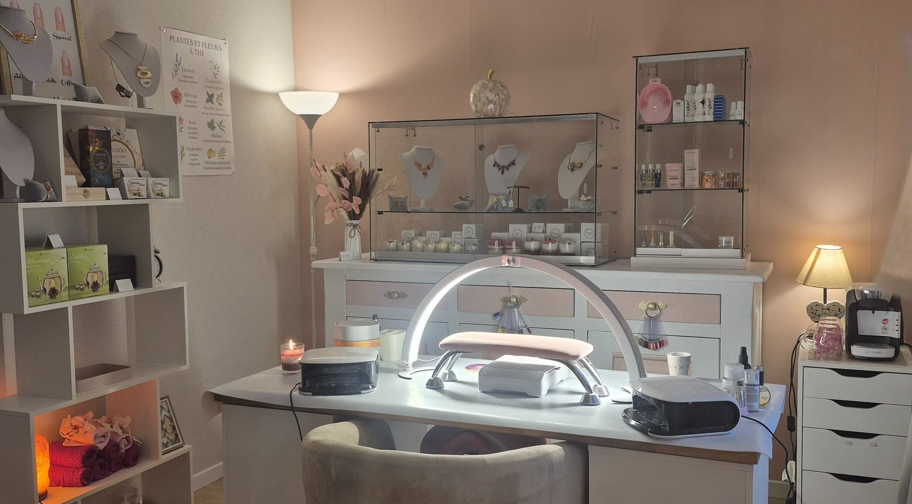 Intérieur d'Emilie nail fairy à Argences, Normandie, FR, décoré avec élégance et soins de beauté.