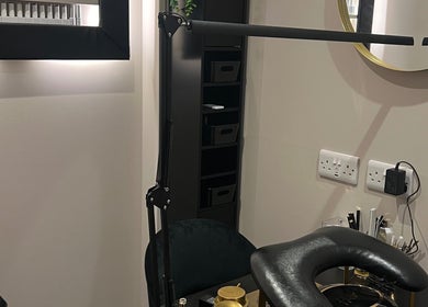ae.nails.at.Staplehurst cozy nail station in Staplehurst, England, GB, featuring sleek black furniture.