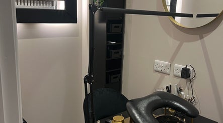 ae.nails.at.Staplehurst cozy nail station in Staplehurst, England, GB, featuring sleek black furniture.