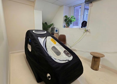 Hyperbaric oxygen chamber at Oxygen Cove Cork, Cork, County Cork, IE, offering relaxation and wellness.