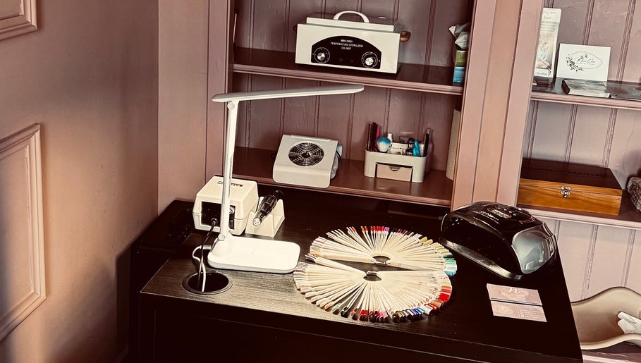 Стіл для манікюру в Nagelstylist Olha, Joure, Friesland, NL з інструментами та лаком.