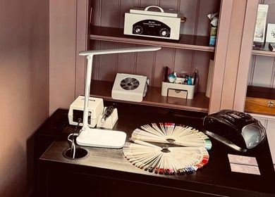Стіл для манікюру з інструментами в Nagelstylist Olha, Joure, Friesland, NL.